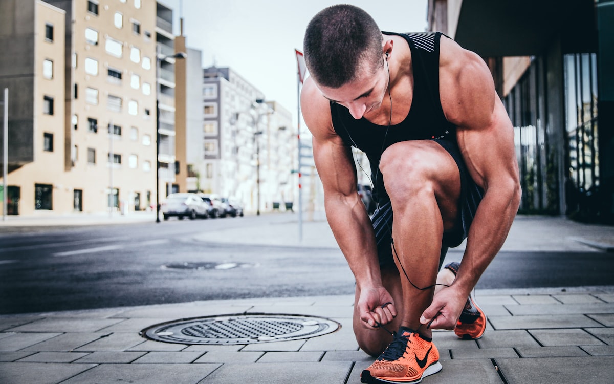 Ashwagandha root and powder — adaptogen guide for men